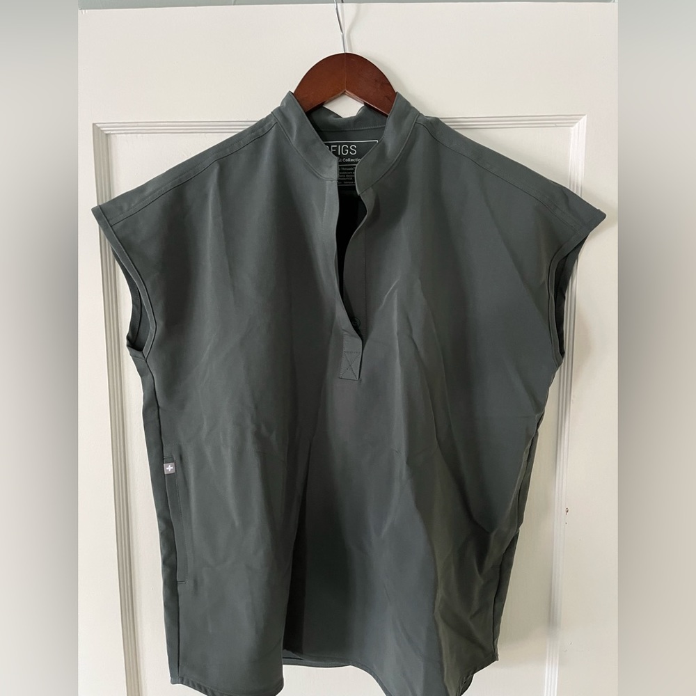 NWT FIGS Rafaela scrub top